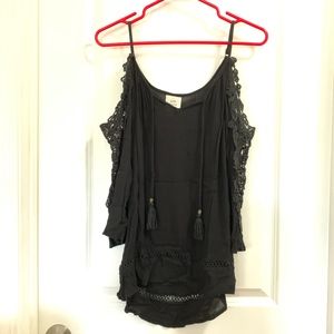 EUC - Knox Rose Crochet detailed Cold shoulder top